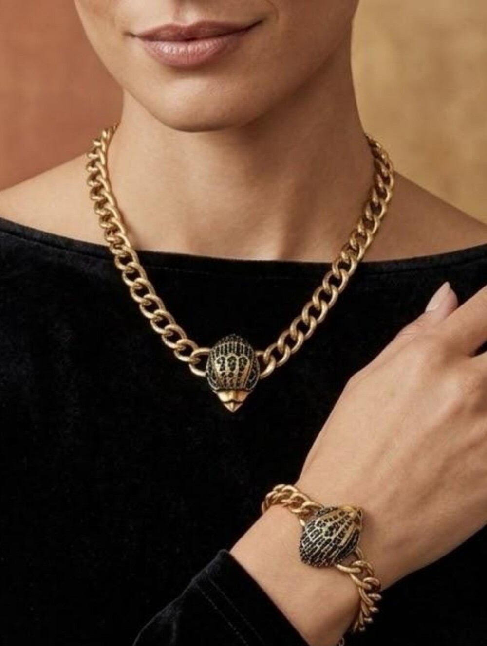 Gold Sculpted Shell Pendant Necklace and Bracelet Set